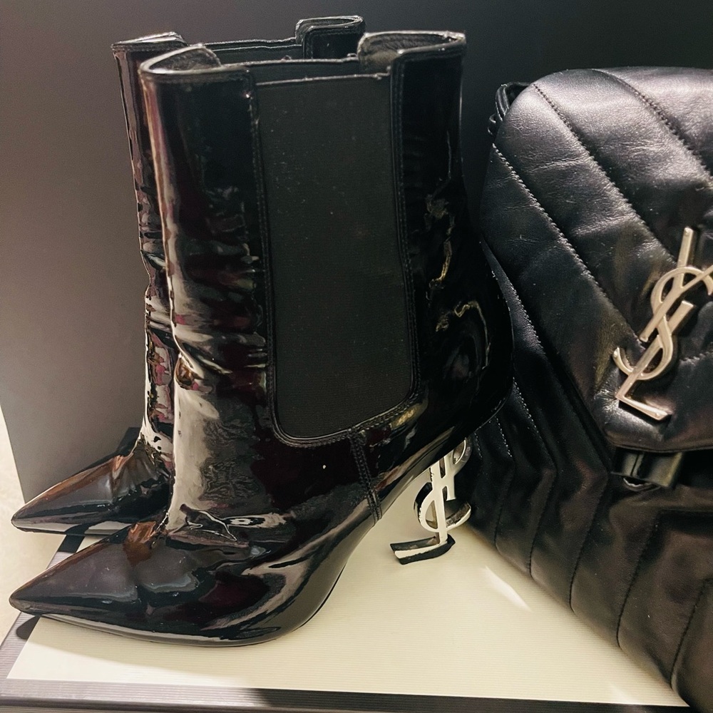 💐YVES SAINT LAURENT PATENT LEATHER BOOTS 🔥